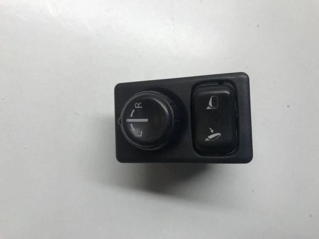 Wing mirror switch – front