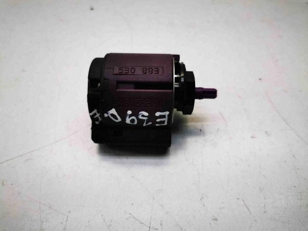 Light switch 6909779
