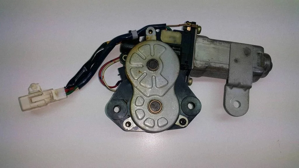 Katuseluugi mootor/ajam – Toyota Corolla Verso E121 (2001-2004)