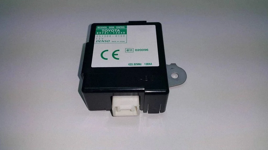 Door central lock control unit/module – Toyota Corolla Verso E121 (2001-2004)