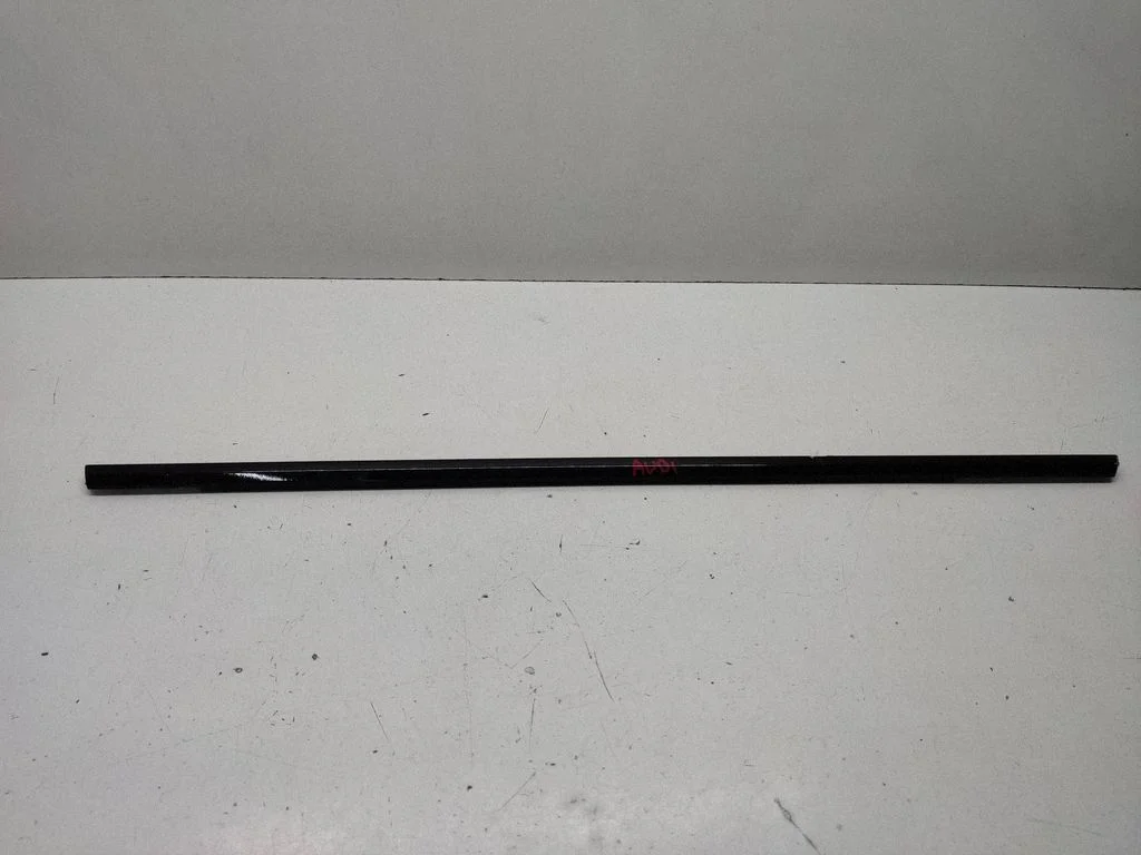 Priekšējo durvju apdare (molings) 4K0837476A