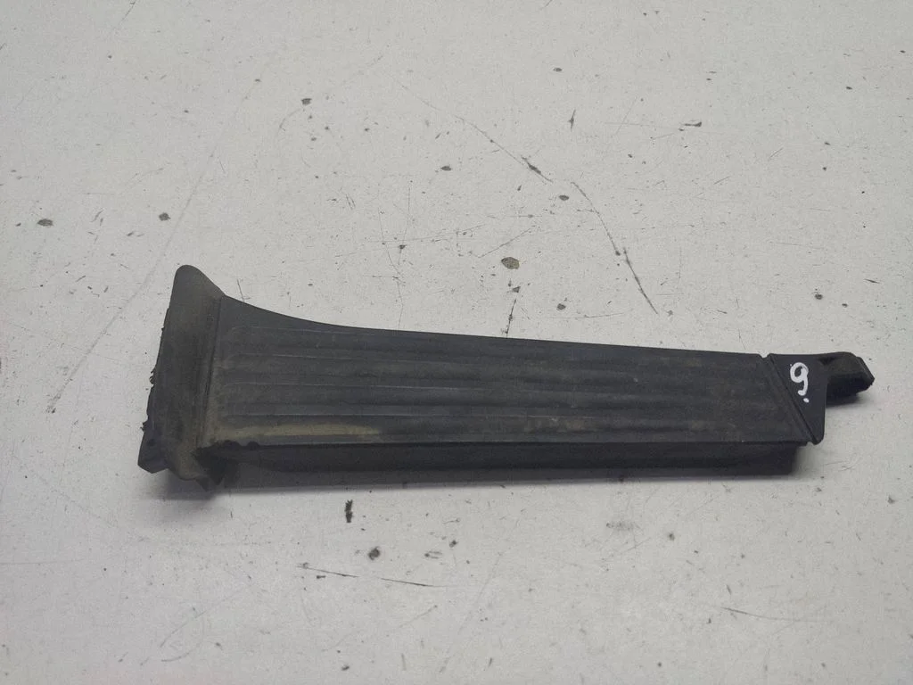 Accelerator throttle pedal 11586601