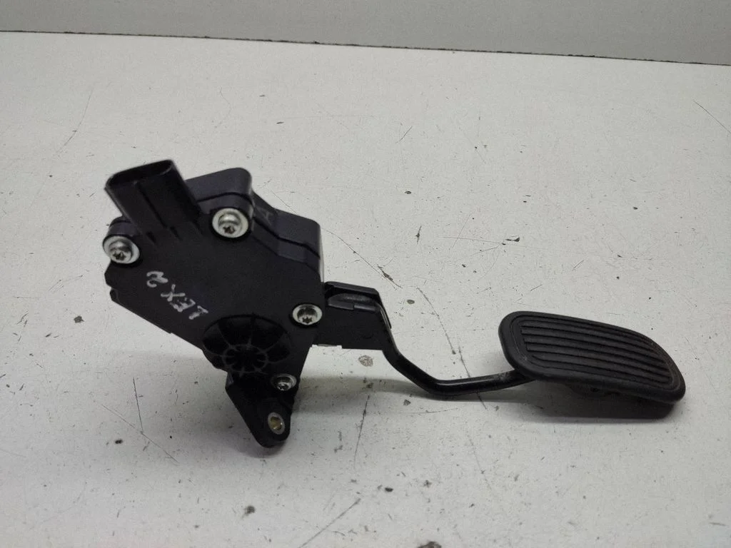 Accelerator throttle pedal – Lexus IS 220D-250-350 (2006-2013)