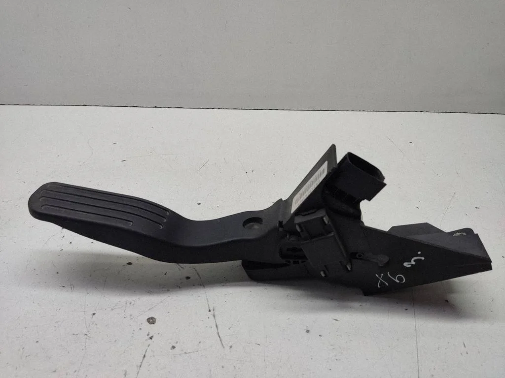 Accelerator throttle pedal 2S719F836CA