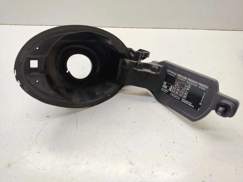 Fuel tank cap trim – Mercedes-Benz ML-Class W164 (2005-2011)