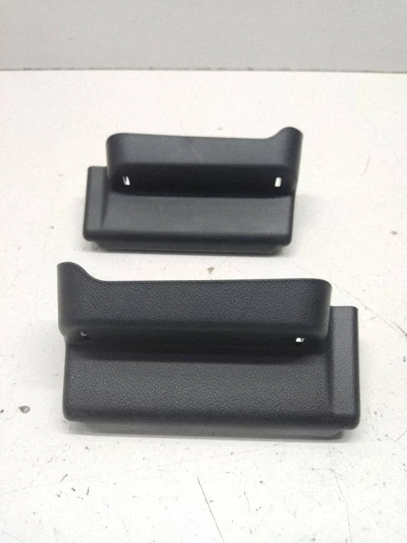Front passenger seat rail trim D65157052