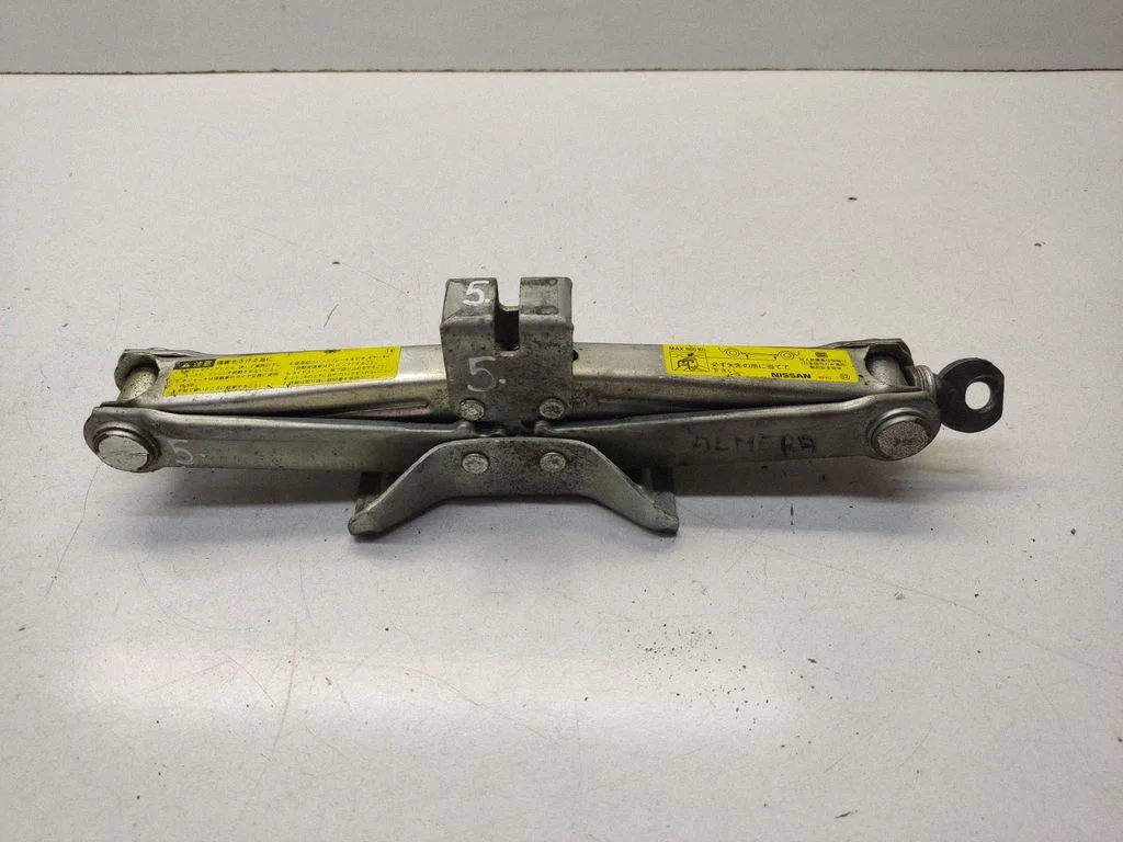 Lift Jack – Nissan Almera N16 (2000-2010)
