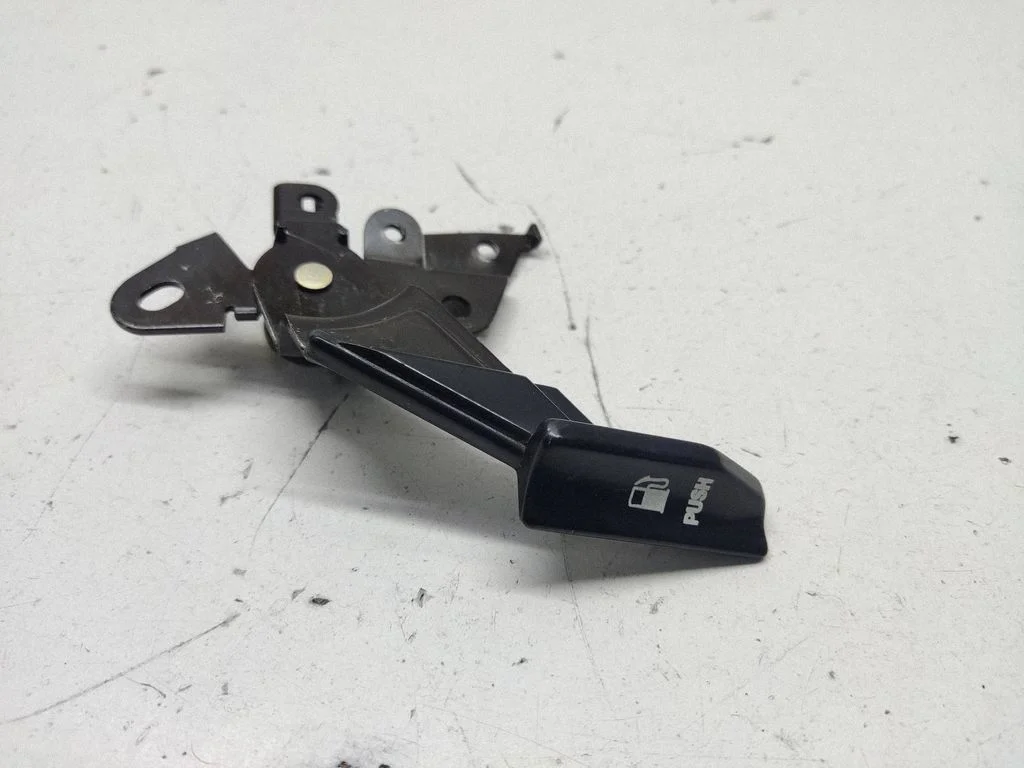 Fuel cap release pull handle