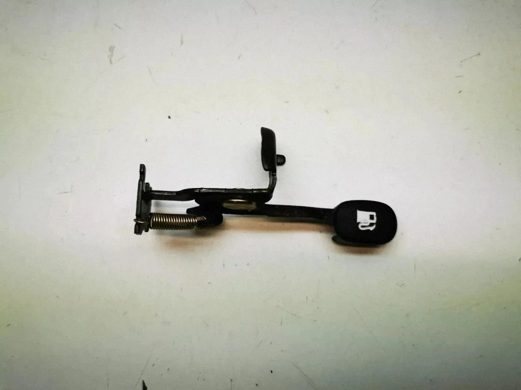 Fuel cap release pull handle – KIA Sportage (2005-2010)
