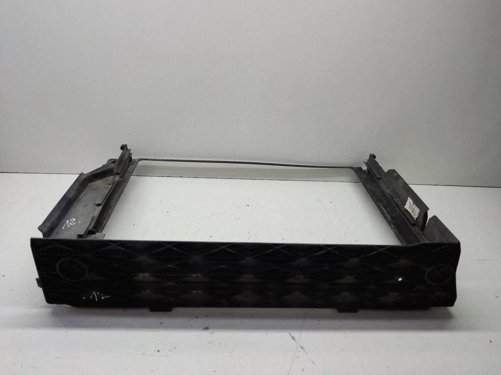 Radiator trim – BMW 7 Series E65 E66 (2001-2008)