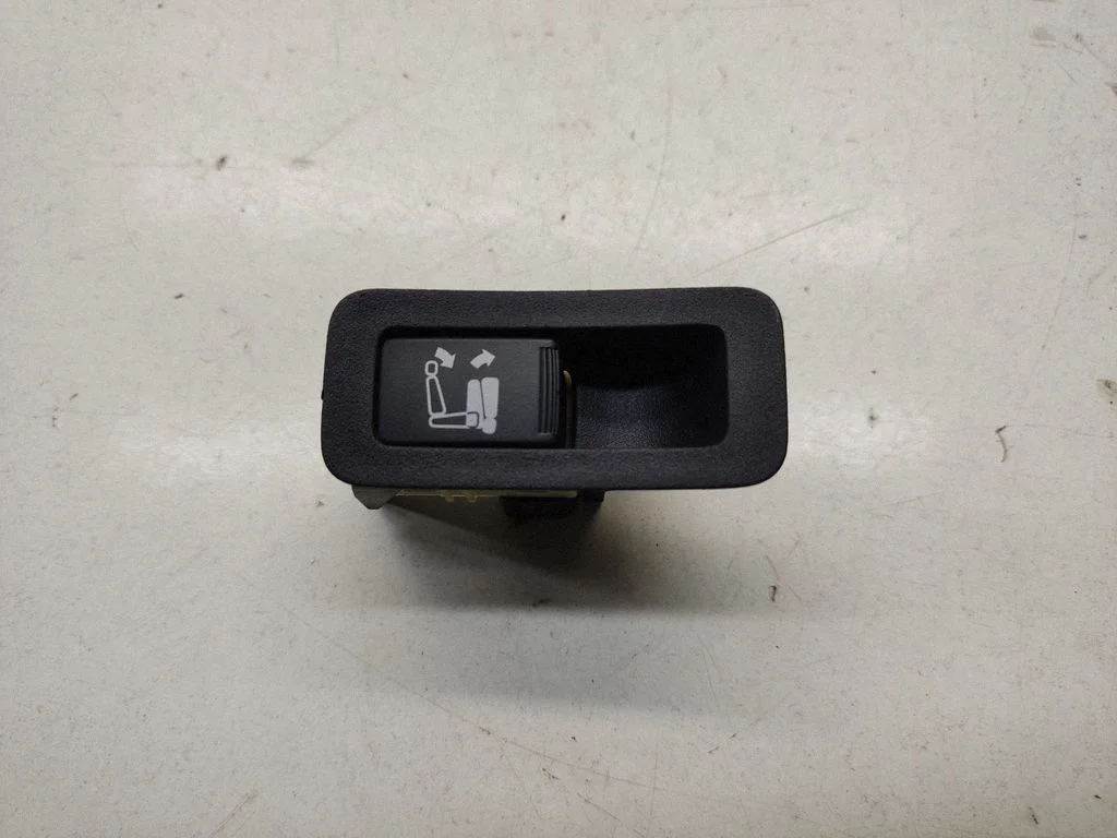 Seat back rest control lever/handle – Mitsubishi Outlander (2007-2012)