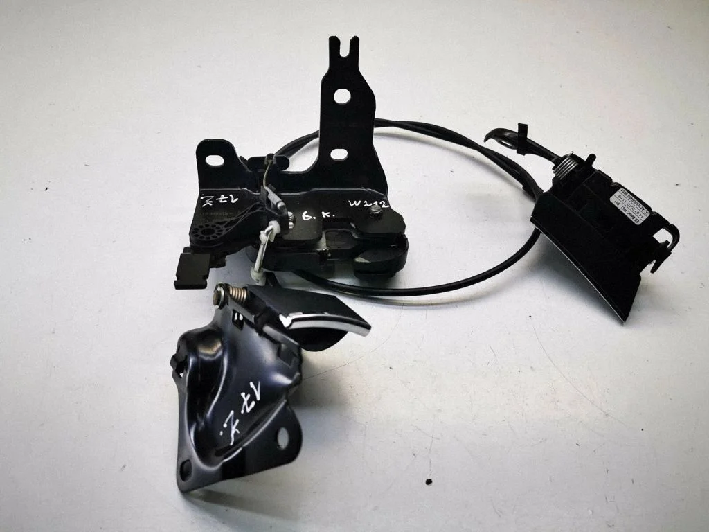 Seat back rest lock catch – Mercedes-Benz E-Class W212 (2009-2016)