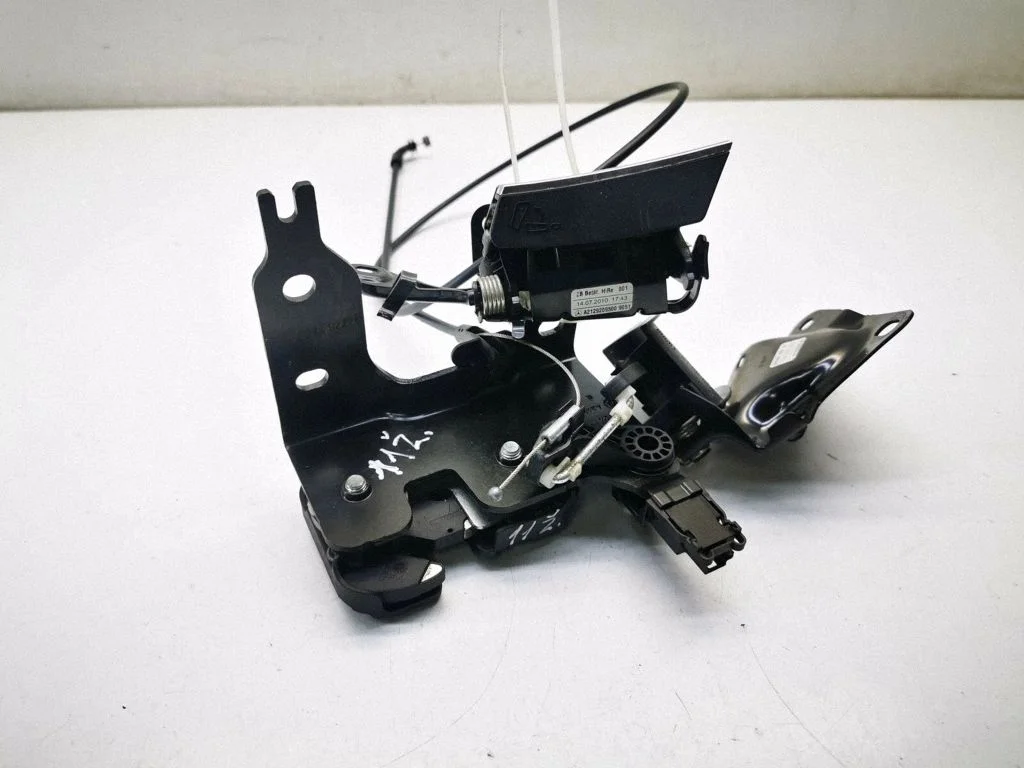 Seat back rest lock catch – Mercedes-Benz E-Class W212 (2009-2016)