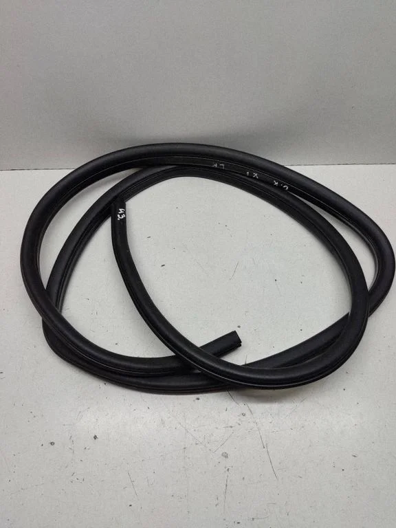 Rubber seal rear door – left