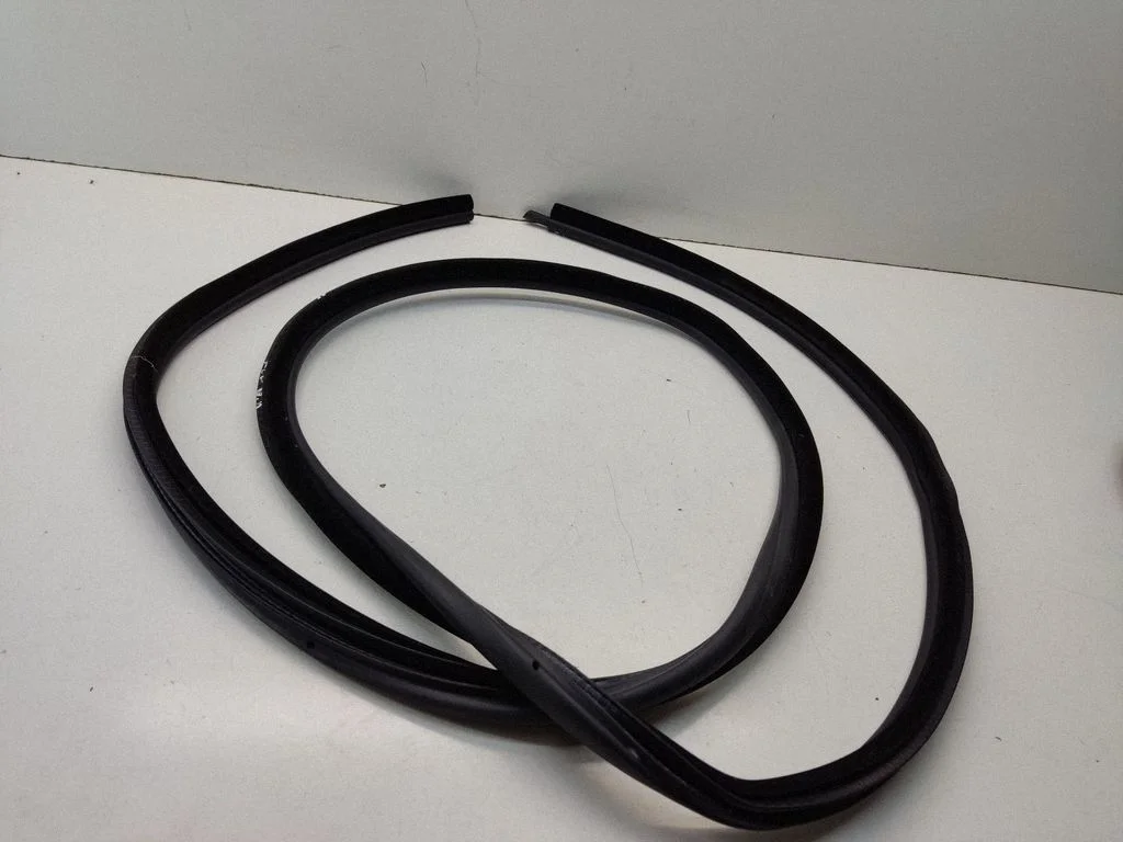 Rubber seal rear door 7044199