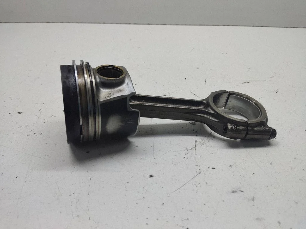 Piston with connecting rod 81L155