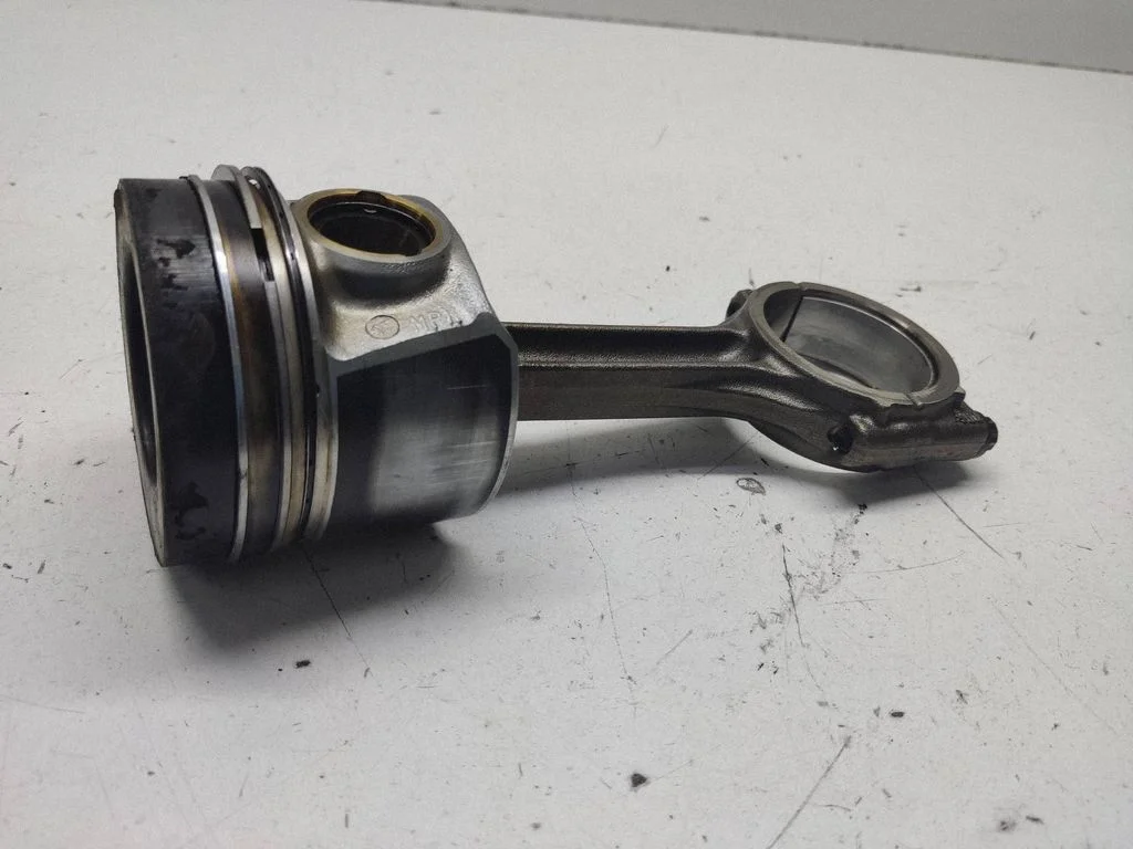 Piston with connecting rod 81L155