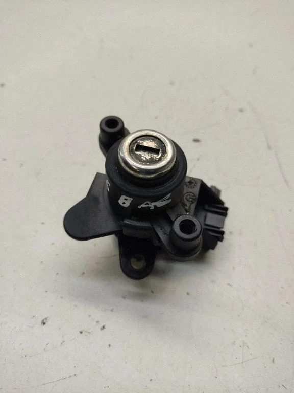 Tailgate exterior lock