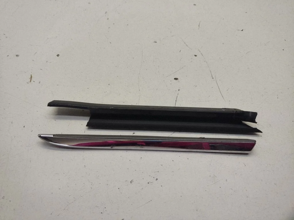 Fender trim (molding) – left