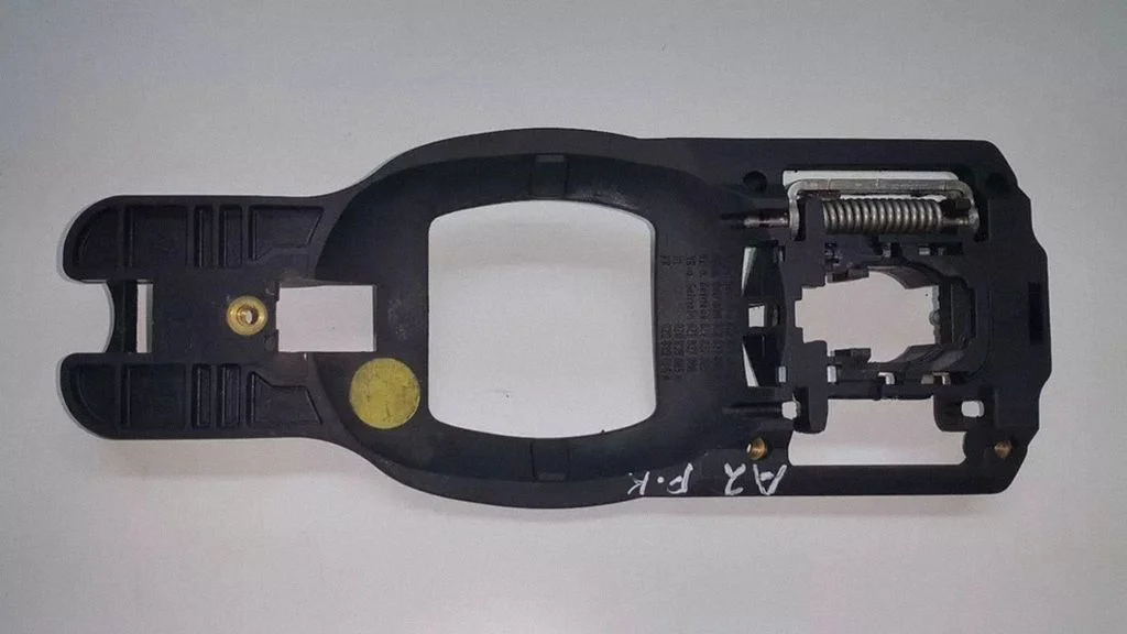 Front door exterior handle/bracket 8Z0837886B