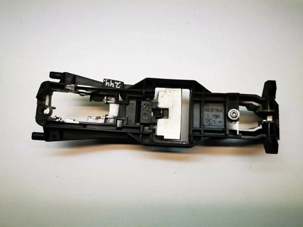 Front door exterior handle/bracket – front left