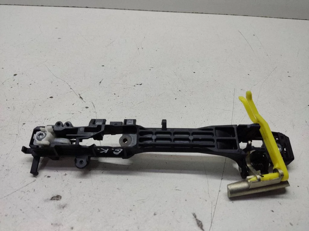 Rear door exterior handle/bracket – Lexus IS 220D-250-350 (2006-2013)