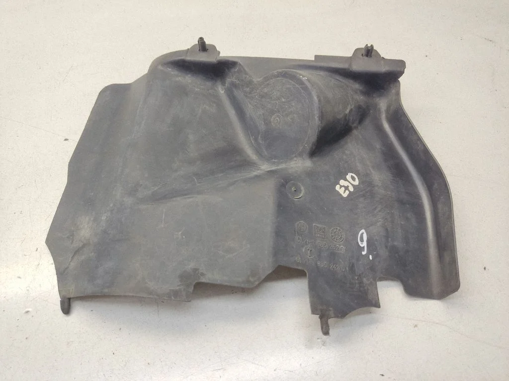 Headlight/headlamp dust cover – BMW 3 Series E30 (1983-1994)