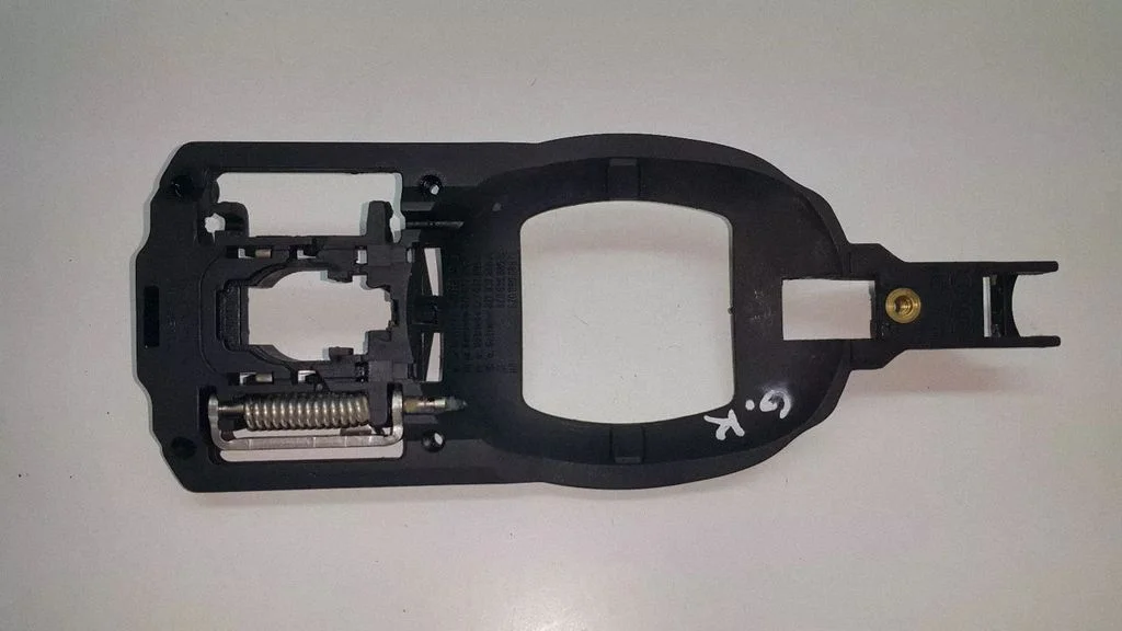 Rear door exterior handle/bracket