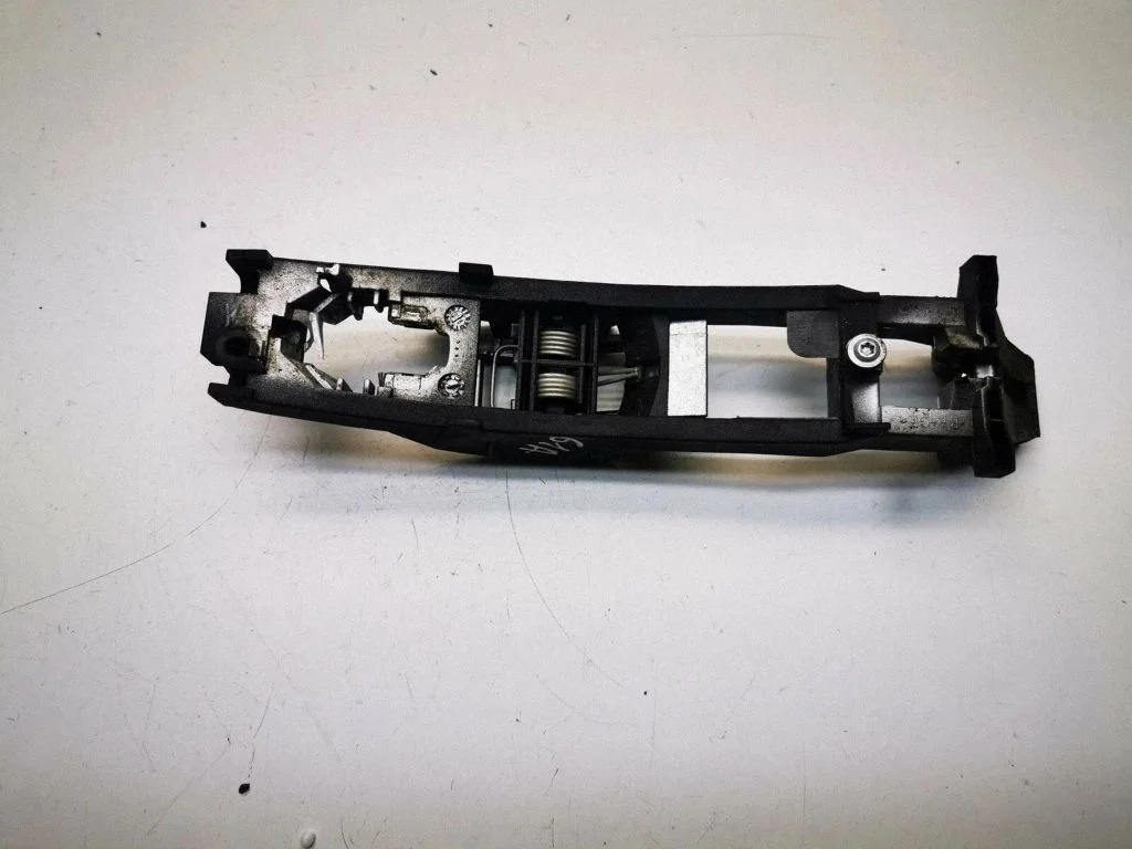Rear door exterior handle/bracket – Mercedes-Benz CLS-Class C219 (2003-2011)