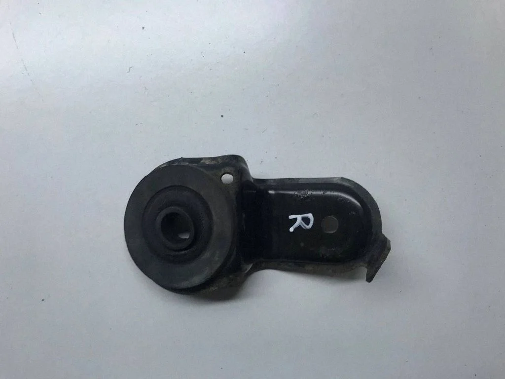Wspornik chłodnicy 215064M400