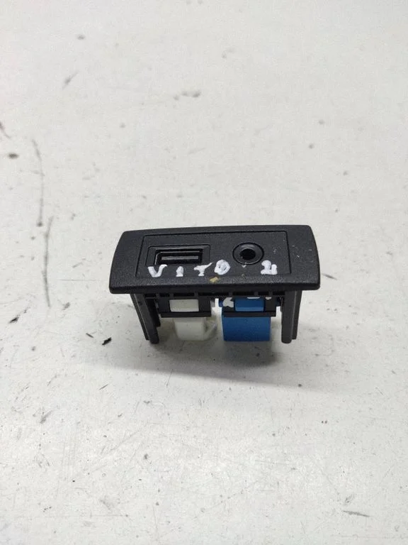 USB socket connector – Mercedes-Benz Vito Viano W447 (2014-)