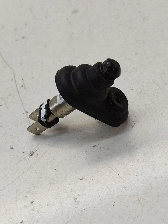Laadimisukse avamise/ sulgemise andur – BMW 7-seeria E32 (1986-1994)