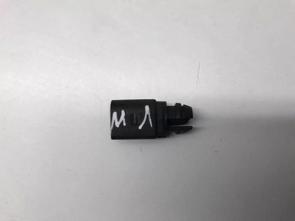 Outside/exterior temperature sensor – Volkswagen Passat B6 (2005-2010)