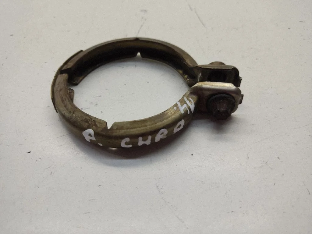 Muffler pipe connector clamp – centre