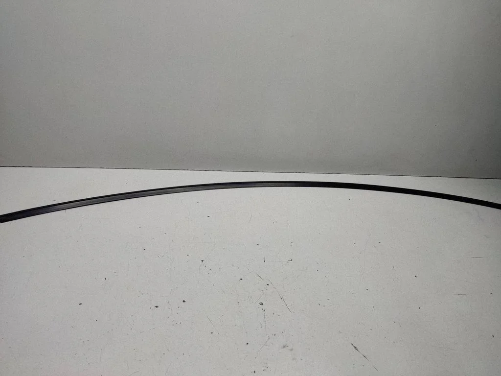 Windshield trim – front
