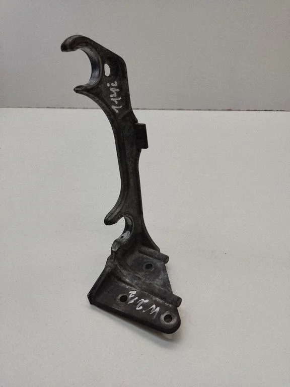 Air filter cleaner box bracket assembly – Mercedes-Benz E-Class W212 (2009-2016)