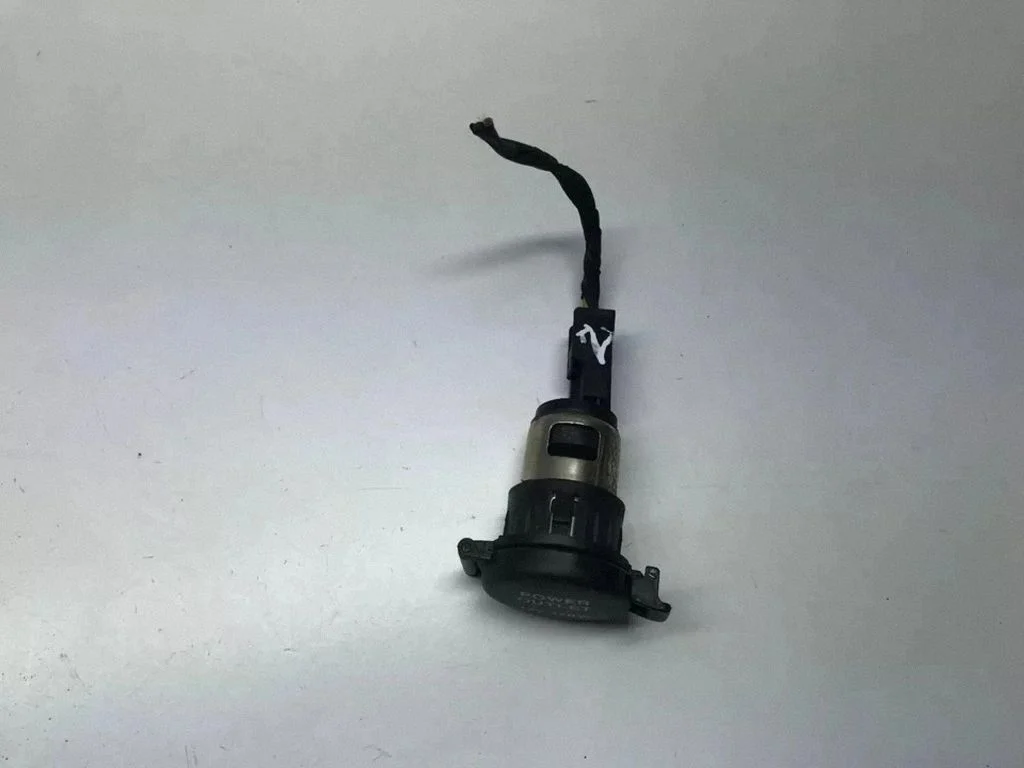 12 V Socket (front) – Hyundai Tucson JM (2004-2009)