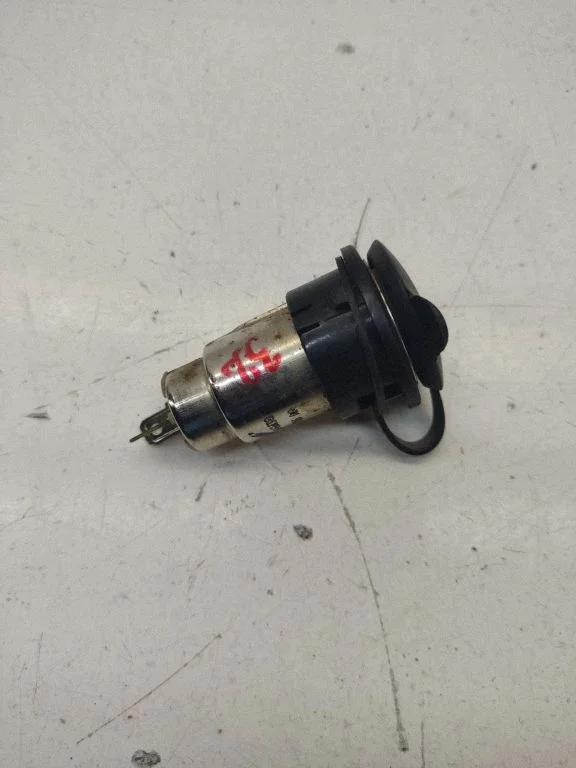 12 V Socket (front) – Ford Focus C-MAX (2003-2010)