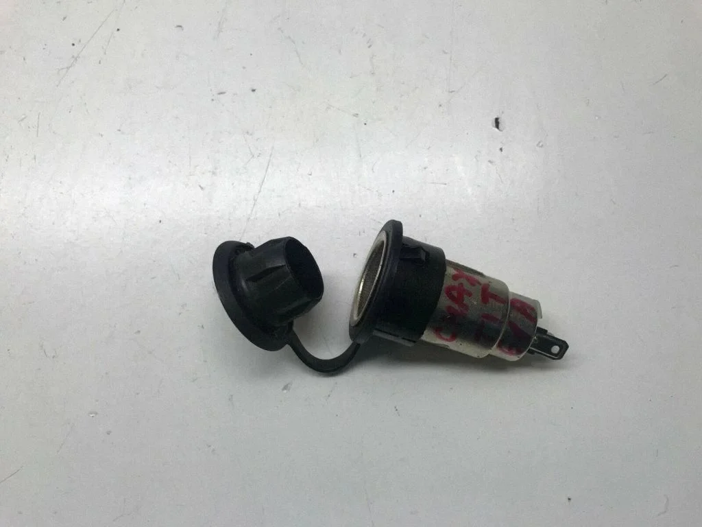 12 V Socket (front) – Ford Focus C-MAX (2003-2010)
