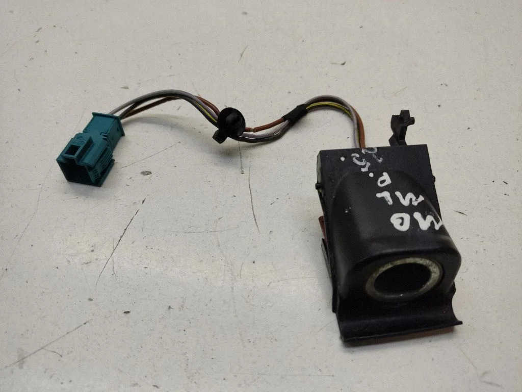 12 V Socket (front) – Mercedes-Benz ML-Class W164 (2005-2011)