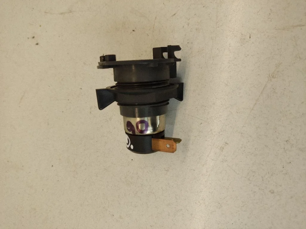 12 V Socket (front) – Volvo XC90 (2003-2006)