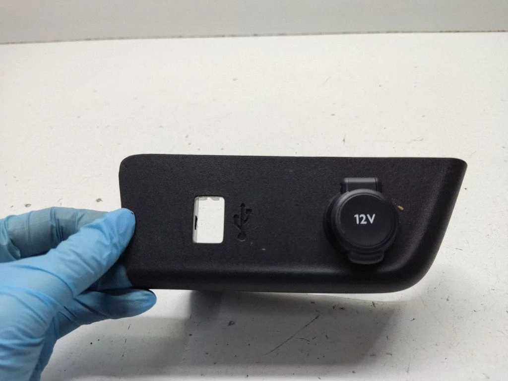 12 V ligzda (aizmugurē) 39181572