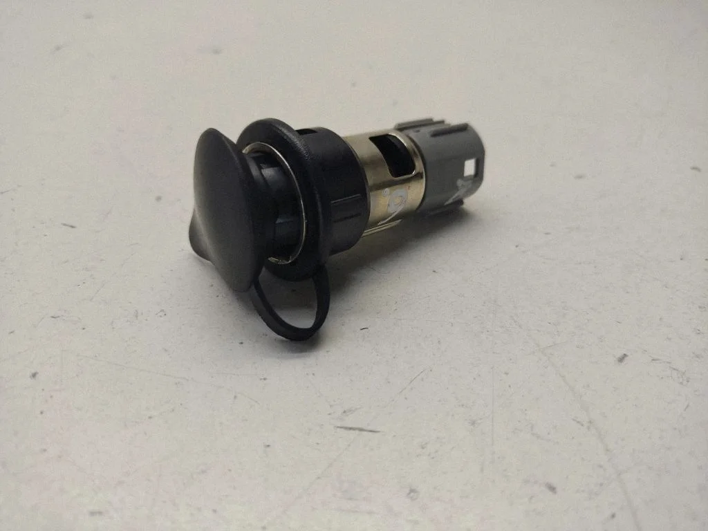 12 V Socket (rear)