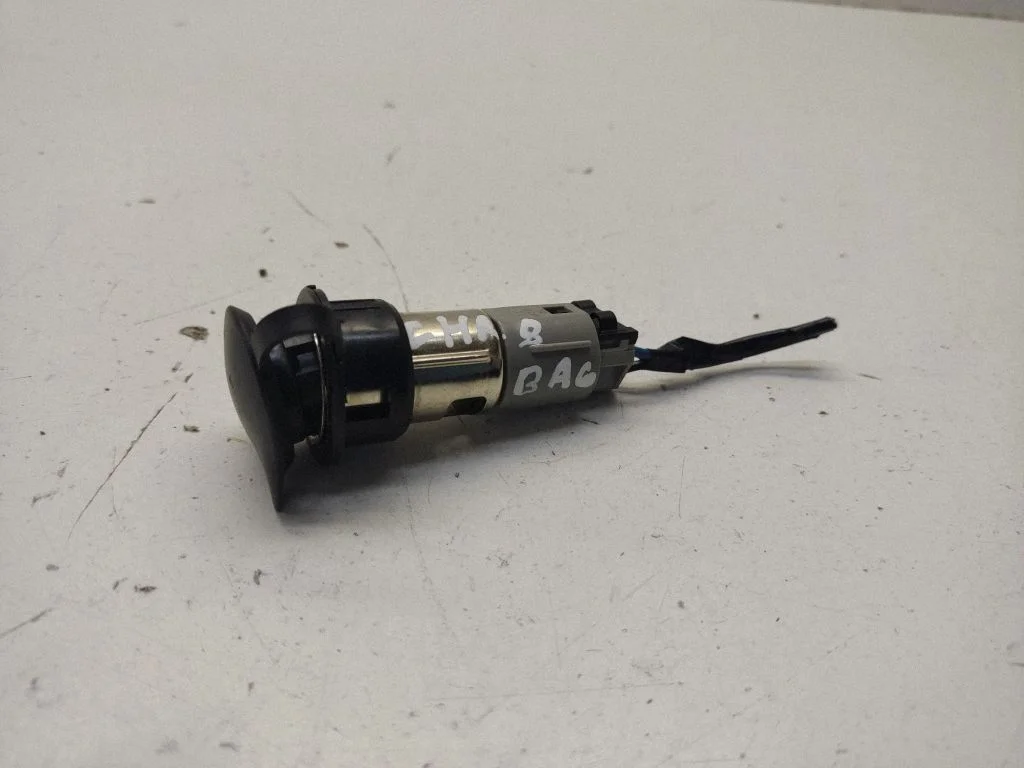 12 V Socket (rear)