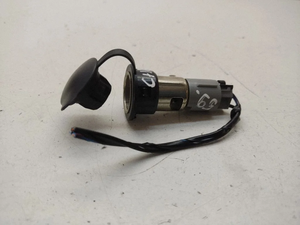 12 V Socket (rear)