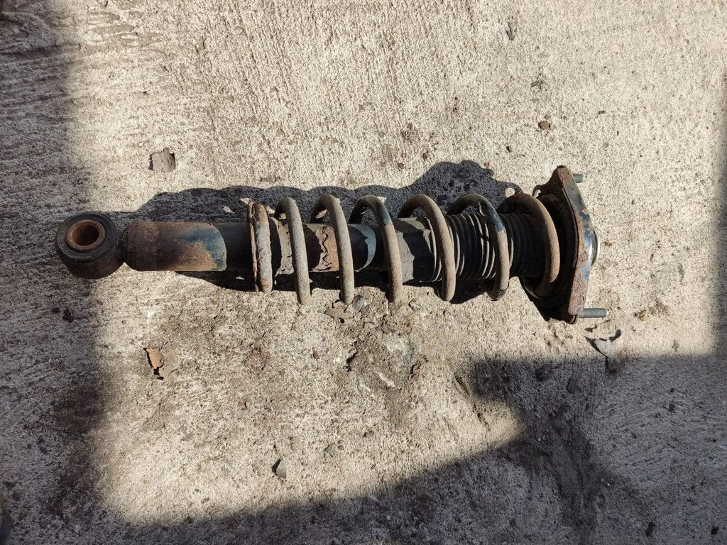 Rear shock absorber with coil spring – Toyota Corolla Verso E121 (2001-2004)
