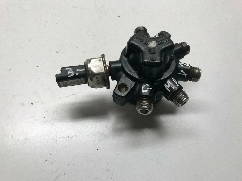 Fuel distributor – Ford Focus C-MAX (2003-2010)