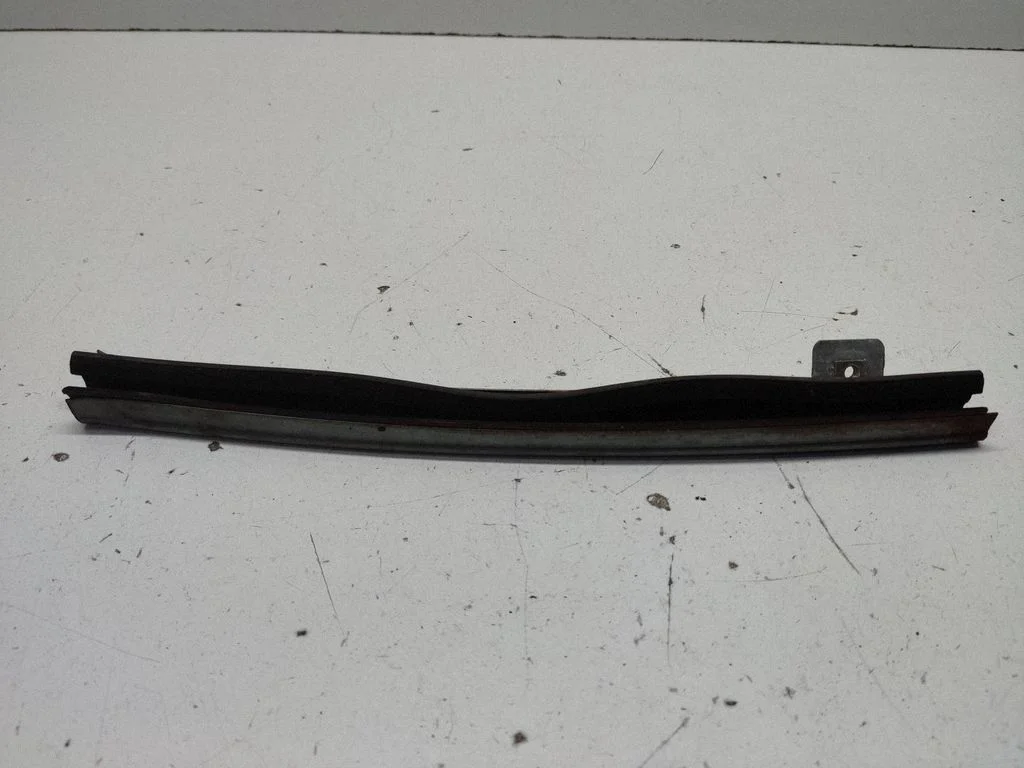 Prowadnica szyby drzwi przednich – BMW Seria 3 E36 (1991-2000)