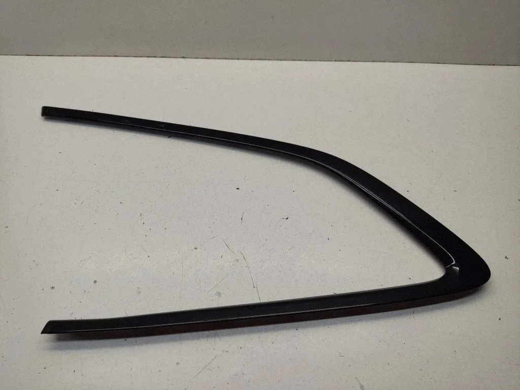 Rear side glass trim 7470033
