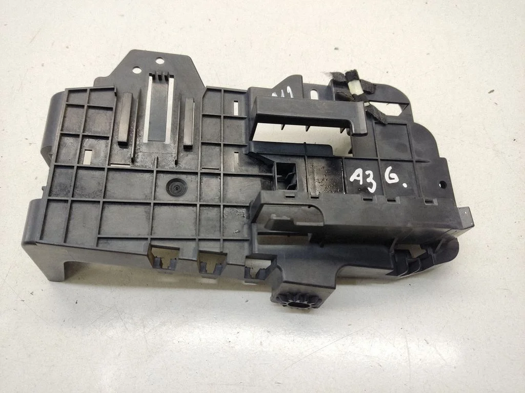 Sound amplifier holder/bracket – Audi A3 S3 8P (2003-2012)
